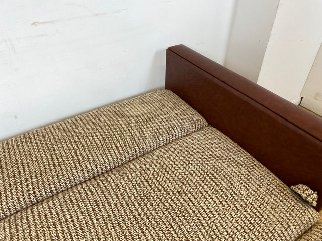 Besonderes 2-fach ausklappbares Retro Sofa mit beigem Wollbezug und Kunstleder Verkleidung I Couch Schlafcouch Schlafsofa Klappsofa Sitzgarnitur Mid-Century 60er 70er I