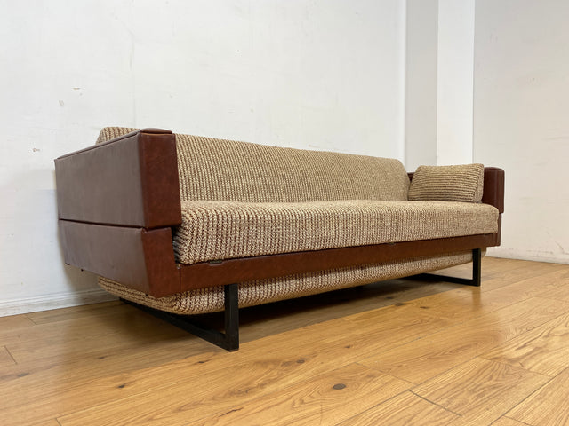 Besonderes 2-fach ausklappbares Retro Sofa mit beigem Wollbezug und Kunstleder Verkleidung I Couch Schlafcouch Schlafsofa Klappsofa Sitzgarnitur Mid-Century 60er 70er I
