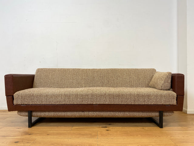 Besonderes 2-fach ausklappbares Retro Sofa mit beigem Wollbezug und Kunstleder Verkleidung I Couch Schlafcouch Schlafsofa Klappsofa Sitzgarnitur Mid-Century 60er 70er I