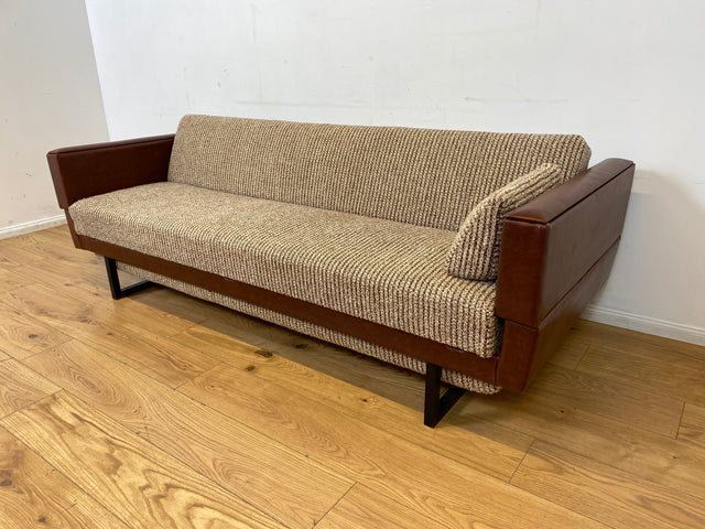 Besonderes 2-fach ausklappbares Retro Sofa mit beigem Wollbezug und Kunstleder Verkleidung I Couch Schlafcouch Schlafsofa Klappsofa Sitzgarnitur Mid-Century 60er 70er I