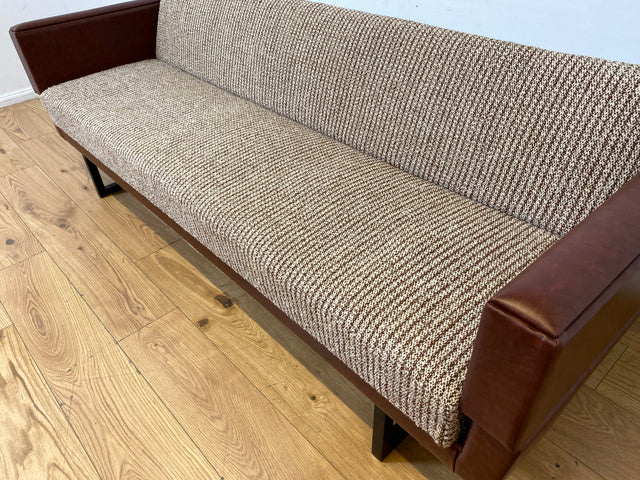 Besonderes 2-fach ausklappbares Retro Sofa mit beigem Wollbezug und Kunstleder Verkleidung I Couch Schlafcouch Schlafsofa Klappsofa Sitzgarnitur Mid-Century 60er 70er I
