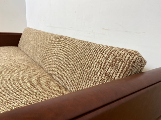 Besonderes 2-fach ausklappbares Retro Sofa mit beigem Wollbezug und Kunstleder Verkleidung I Couch Schlafcouch Schlafsofa Klappsofa Sitzgarnitur Mid-Century 60er 70er I