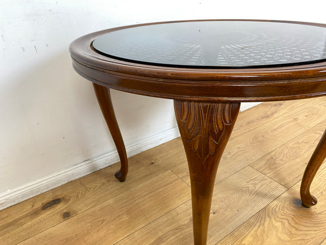 Eleganter und handverzierter runder Chippendale Couchtisch mit Wiener Sonnengeflecht