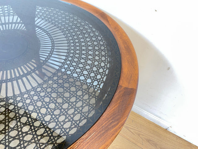 Eleganter und handverzierter runder Chippendale Couchtisch mit Wiener Sonnengeflecht