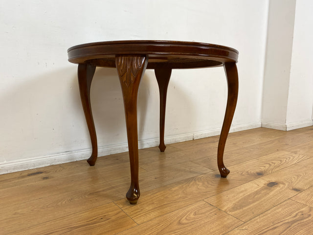 Eleganter und handverzierter runder Chippendale Couchtisch mit Wiener Sonnengeflecht