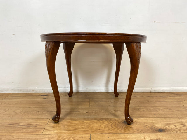 Eleganter und handverzierter runder Chippendale Couchtisch mit Wiener Sonnengeflecht