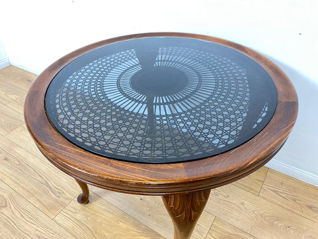 Eleganter und handverzierter runder Chippendale Couchtisch mit Wiener Sonnengeflecht