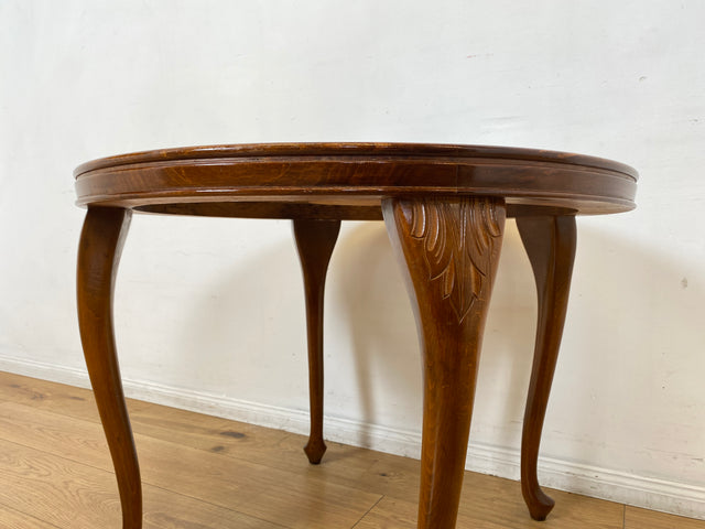 Eleganter und handverzierter runder Chippendale Couchtisch mit Wiener Sonnengeflecht