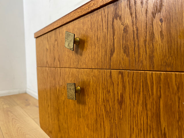 Sehr schöner heller Mid-Century Nachttisch in Eichenholz mit Schublade und Messinggriffen