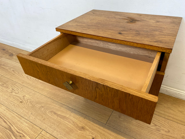 Sehr schöner heller Mid-Century Nachttisch in Eichenholz mit Schublade und Messinggriffen
