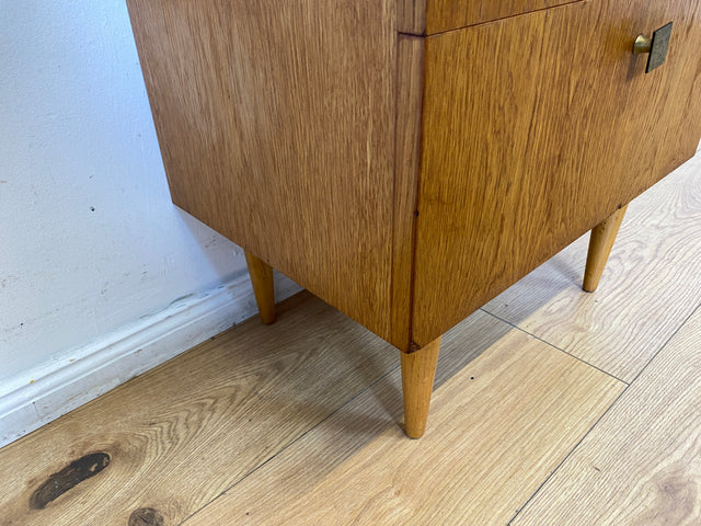 Sehr schöner heller Mid-Century Nachttisch in Eichenholz mit Schublade und Messinggriffen