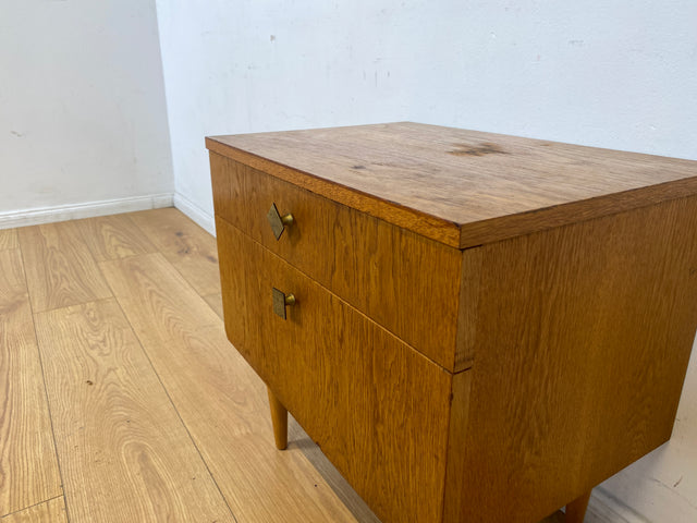 Sehr schöner heller Mid-Century Nachttisch in Eichenholz mit Schublade und Messinggriffen