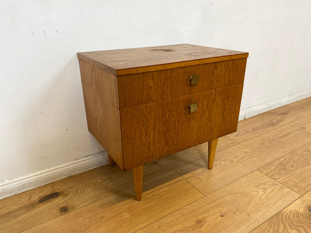 Sehr schöner heller Mid-Century Nachttisch in Eichenholz mit Schublade und Messinggriffen