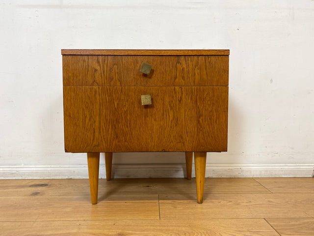 Sehr schöner heller Mid-Century Nachttisch in Eichenholz mit Schublade und Messinggriffen