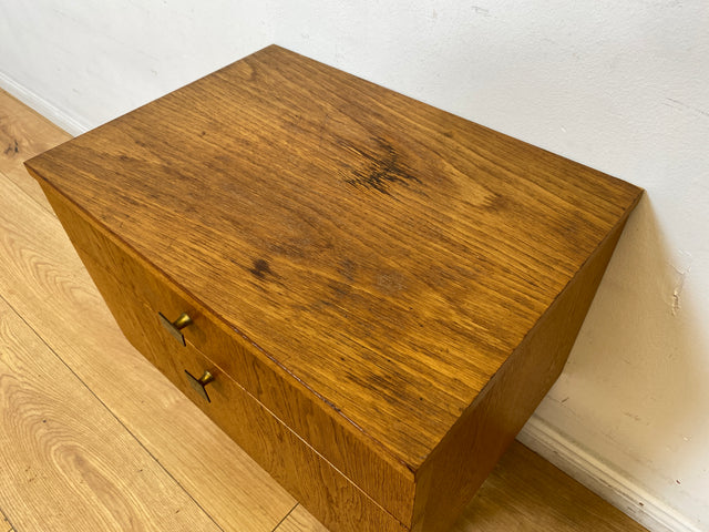 Sehr schöner heller Mid-Century Nachttisch in Eichenholz mit Schublade und Messinggriffen