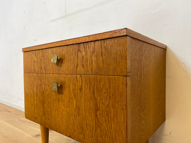 Sehr schöner heller Mid-Century Nachttisch in Eichenholz mit Schublade und Messinggriffen