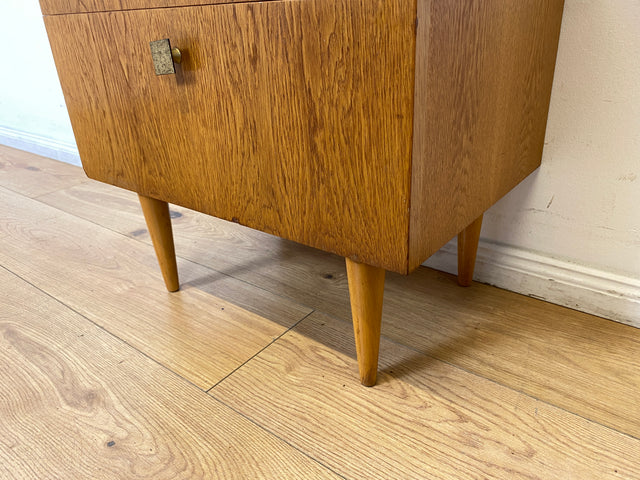 Sehr schöner heller Mid-Century Nachttisch in Eichenholz mit Schublade und Messinggriffen