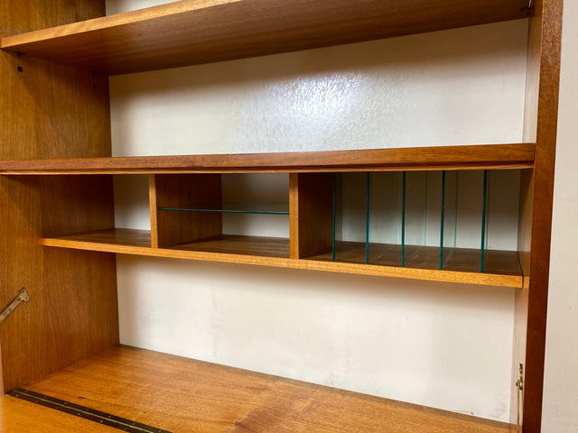 WMK I Eleganter und sehr gut erhaltener Schreibschrank aus 1970
