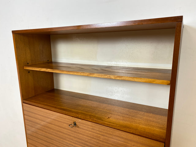 WMK I Eleganter und sehr gut erhaltener Schreibschrank aus 1970