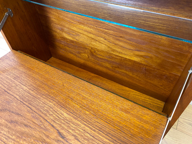WMK I Hochwertige skandinavische Mid-Century Barkommode aus massivem Teakholz mit beidseitigen Türen