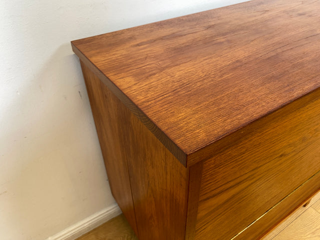 WMK I Hochwertige skandinavische Mid-Century Barkommode aus massivem Teakholz mit beidseitigen Türen