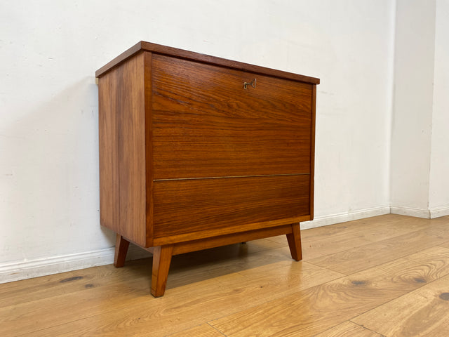 WMK I Hochwertige skandinavische Mid-Century Barkommode aus massivem Teakholz mit beidseitigen Türen