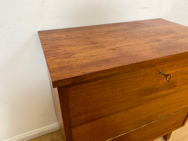 WMK I Hochwertige skandinavische Mid-Century Barkommode aus massivem Teakholz mit beidseitigen Türen