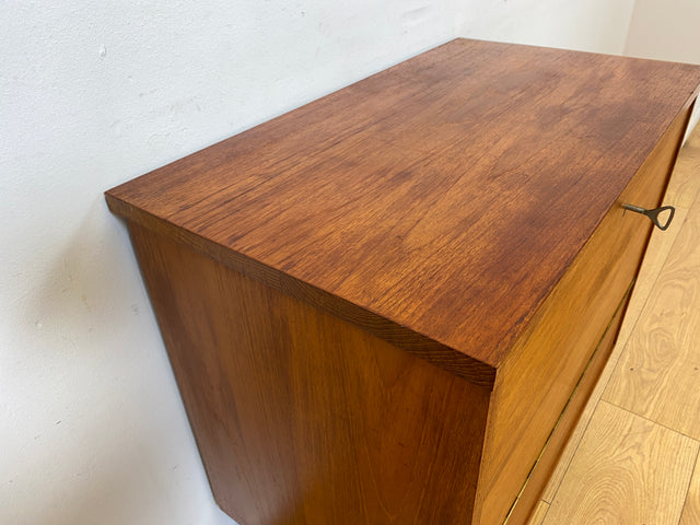 WMK I Hochwertige skandinavische Mid-Century Barkommode aus massivem Teakholz mit beidseitigen Türen