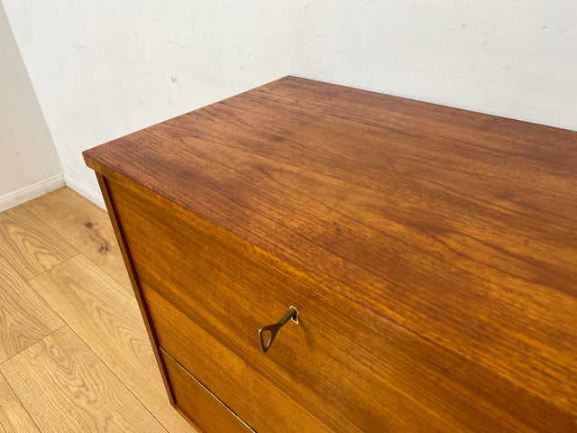 WMK I Hochwertige skandinavische Mid-Century Barkommode aus massivem Teakholz mit beidseitigen Türen