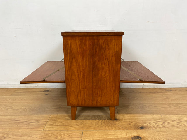 WMK I Hochwertige skandinavische Mid-Century Barkommode aus massivem Teakholz mit beidseitigen Türen