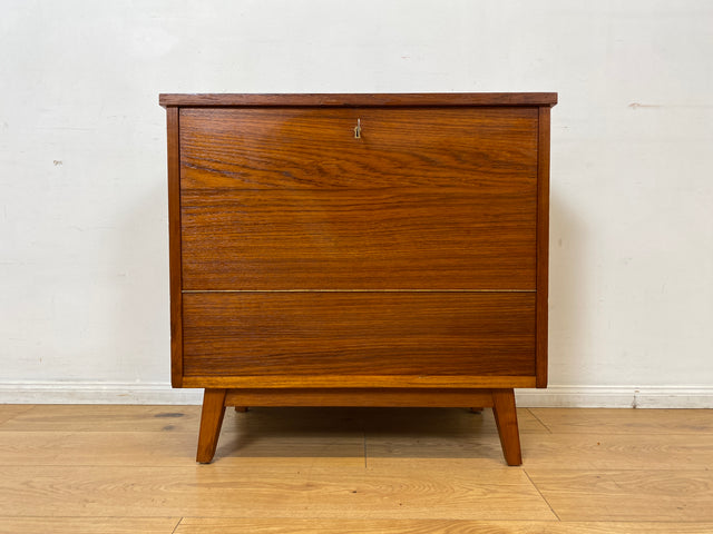 WMK I Hochwertige skandinavische Mid-Century Barkommode aus massivem Teakholz mit beidseitigen Türen
