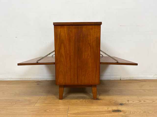 WMK I Hochwertige skandinavische Mid-Century Barkommode aus massivem Teakholz mit beidseitigen Türen