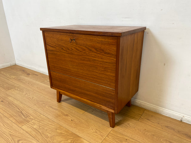 WMK I Hochwertige skandinavische Mid-Century Barkommode aus massivem Teakholz mit beidseitigen Türen