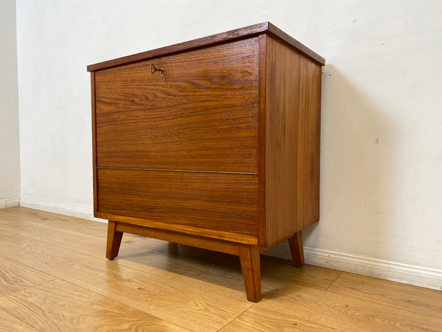 WMK I Hochwertige skandinavische Mid-Century Barkommode aus massivem Teakholz mit beidseitigen Türen