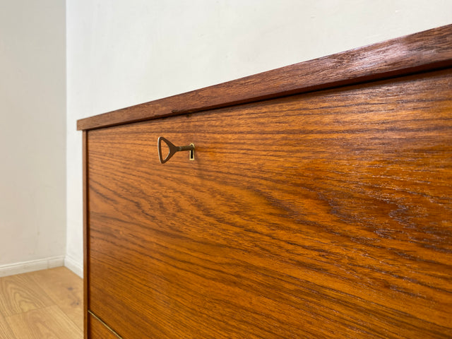 WMK I Hochwertige skandinavische Mid-Century Barkommode aus massivem Teakholz mit beidseitigen Türen