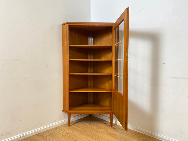Stilvolle skandinavische Mid-Century Eckvitrine in Teakholz mit Sprossenglas.