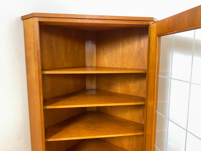 Stilvolle skandinavische Mid-Century Eckvitrine in Teakholz mit Sprossenglas.