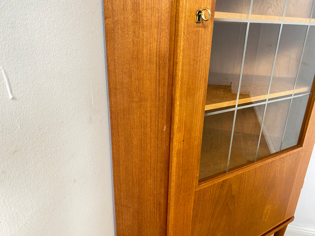 Stilvolle skandinavische Mid-Century Eckvitrine in Teakholz mit Sprossenglas.