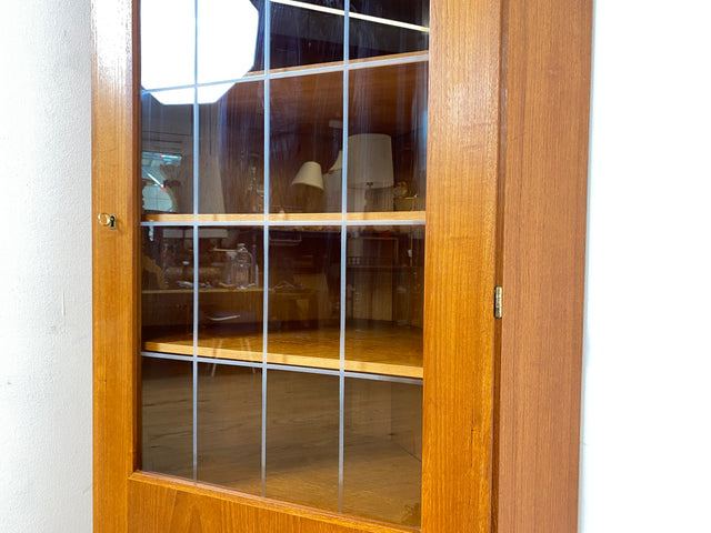 Stilvolle skandinavische Mid-Century Eckvitrine in Teakholz mit Sprossenglas.