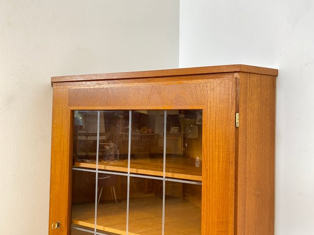 Stilvolle skandinavische Mid-Century Eckvitrine in Teakholz mit Sprossenglas.