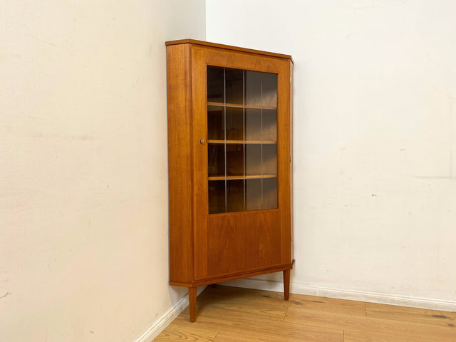Stilvolle skandinavische Mid-Century Eckvitrine in Teakholz mit Sprossenglas.