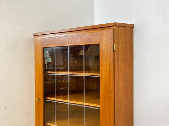 Stilvolle skandinavische Mid-Century Eckvitrine in Teakholz mit Sprossenglas.