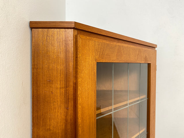 Stilvolle skandinavische Mid-Century Eckvitrine in Teakholz mit Sprossenglas.