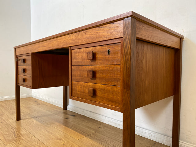 WMK I Stilvoller skandinavischer Mid-Century Designer Schreibtisch von Domino Møbler in Teakholz
