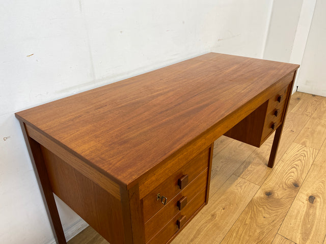WMK I Stilvoller skandinavischer Mid-Century Designer Schreibtisch von Domino Møbler in Teakholz