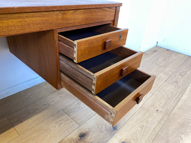 WMK I Stilvoller skandinavischer Mid-Century Designer Schreibtisch von Domino Møbler in Teakholz