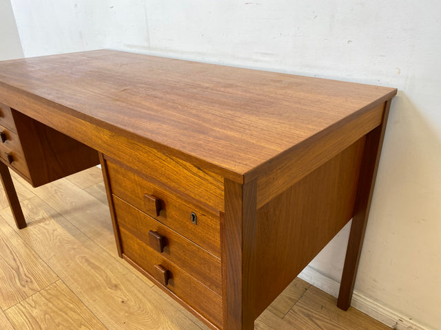WMK I Stilvoller skandinavischer Mid-Century Designer Schreibtisch von Domino Møbler in Teakholz