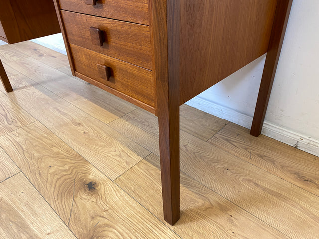 WMK I Stilvoller skandinavischer Mid-Century Designer Schreibtisch von Domino Møbler in Teakholz