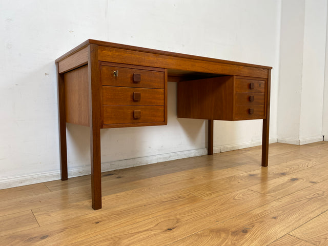 WMK I Stilvoller skandinavischer Mid-Century Designer Schreibtisch von Domino Møbler in Teakholz