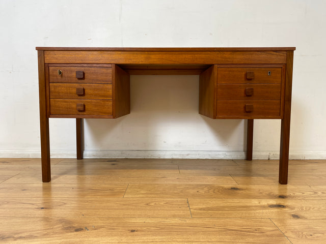 WMK I Stilvoller skandinavischer Mid-Century Designer Schreibtisch von Domino Møbler in Teakholz